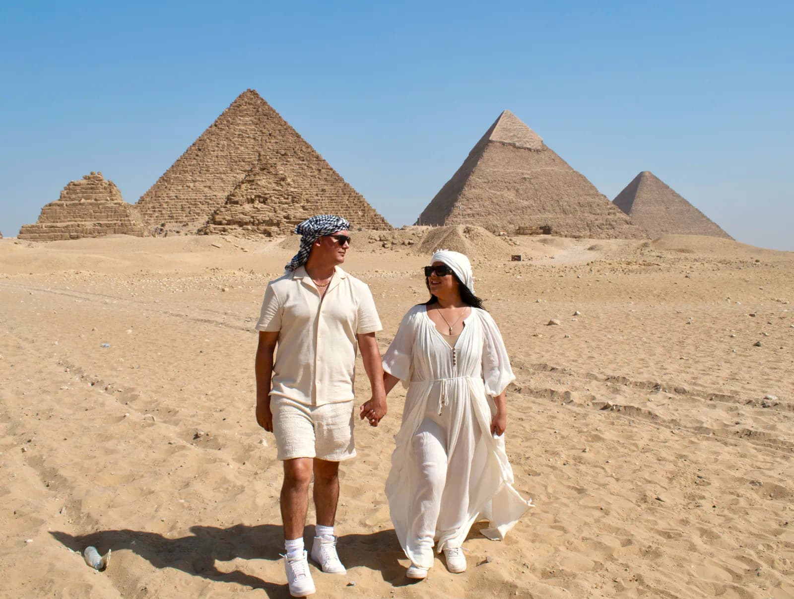 Couple photoshoot in front of the Pyramids of Giza